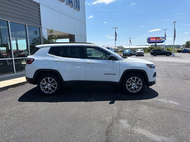 Used 2023 Jeep Compass Latitude AWD/4WD image 2
