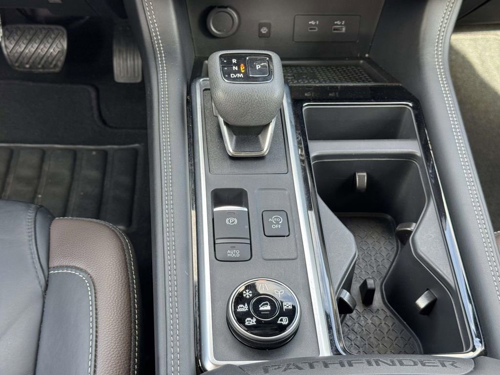 Used 2023 Nissan Pathfinder Platinum image 11