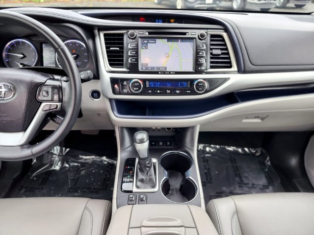 Used 2019 Toyota Highlander XLE AWD/4WD image 14