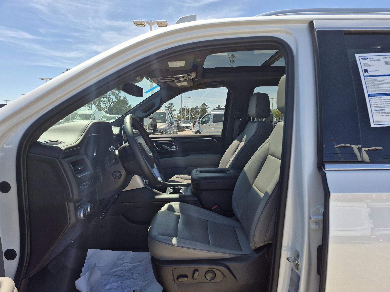 Used 2023 GMC Yukon XL SLT w/ SLT Premium Package image 9