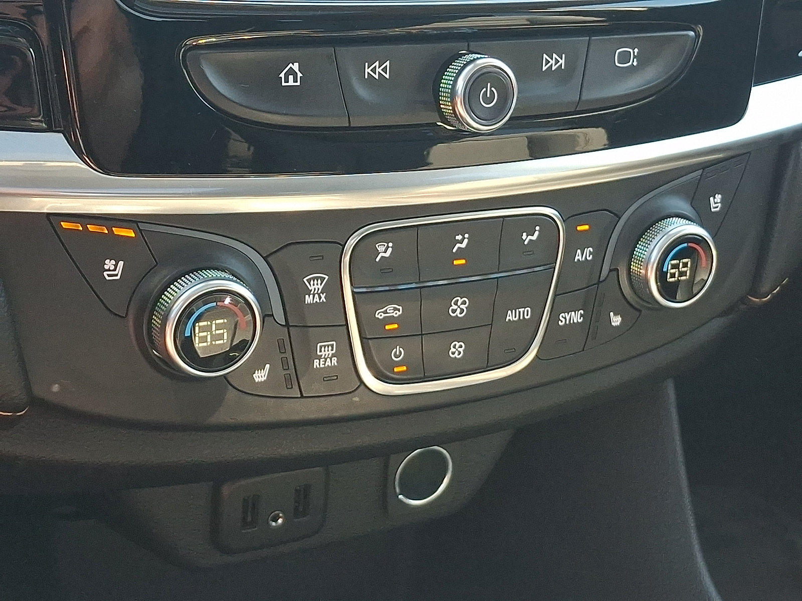Used 2019 Chevrolet Traverse Premier w/ Redline Edition AWD/4WD image 17