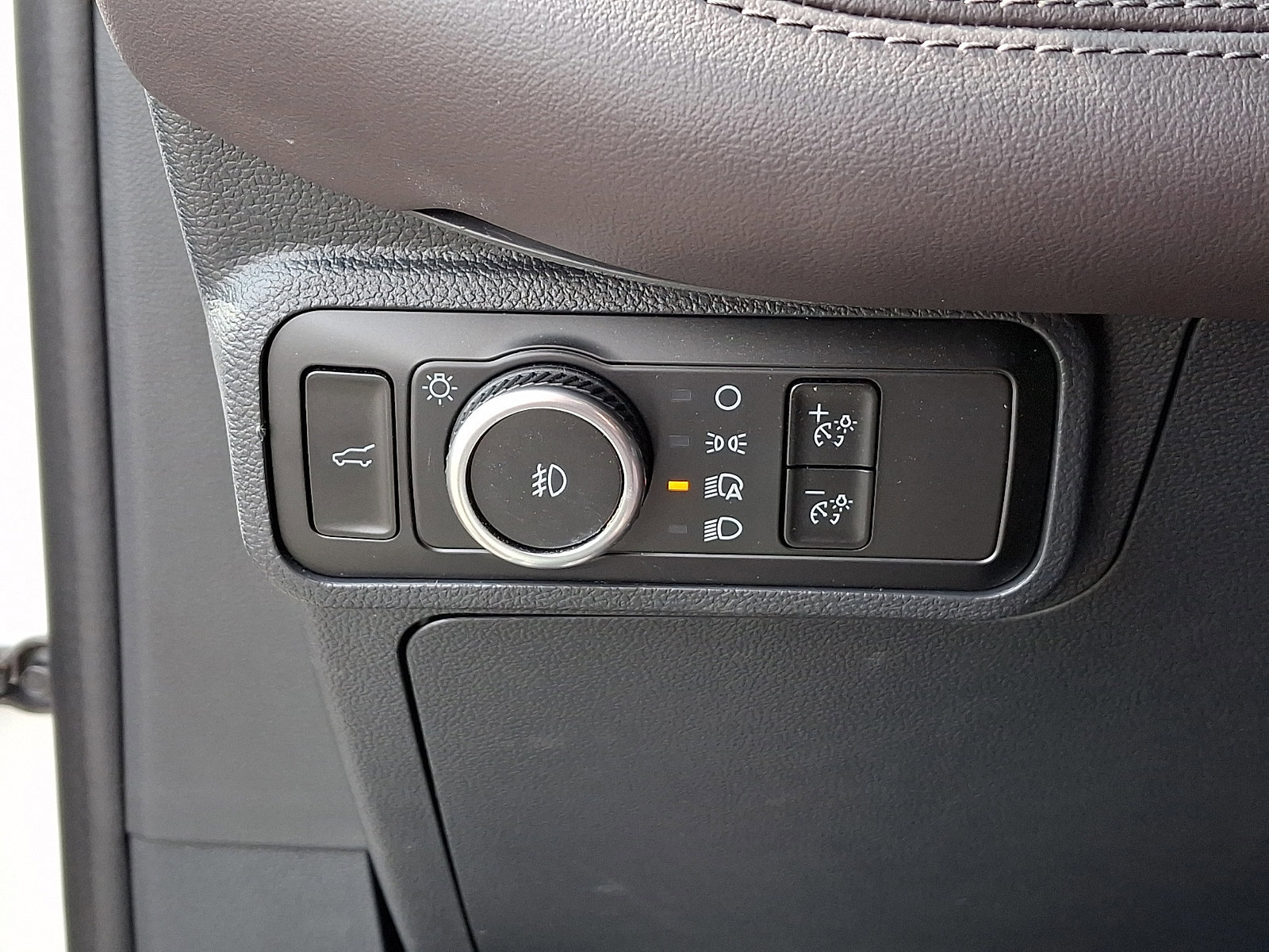 Certified 2025 Ford Explorer Platinum w/ LUX Leather Package image 28