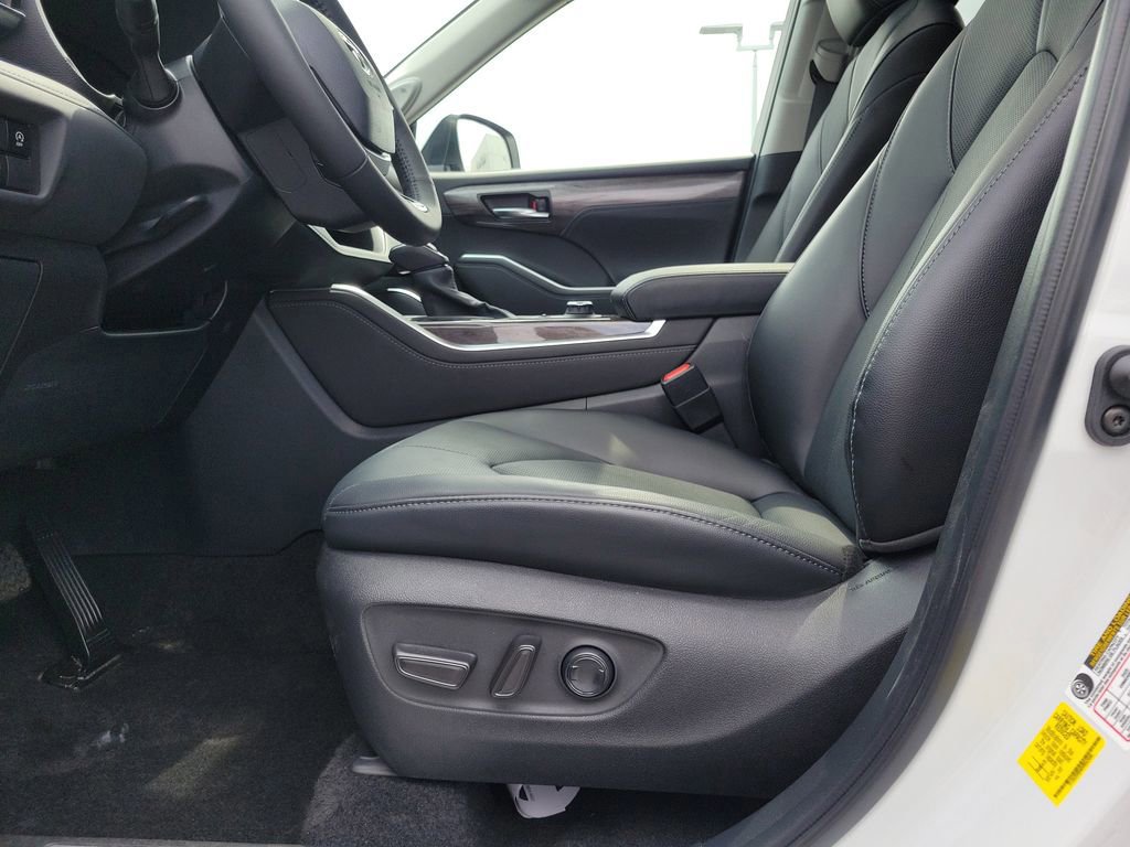 Used 2024 Toyota Highlander Limited AWD/4WD image 19