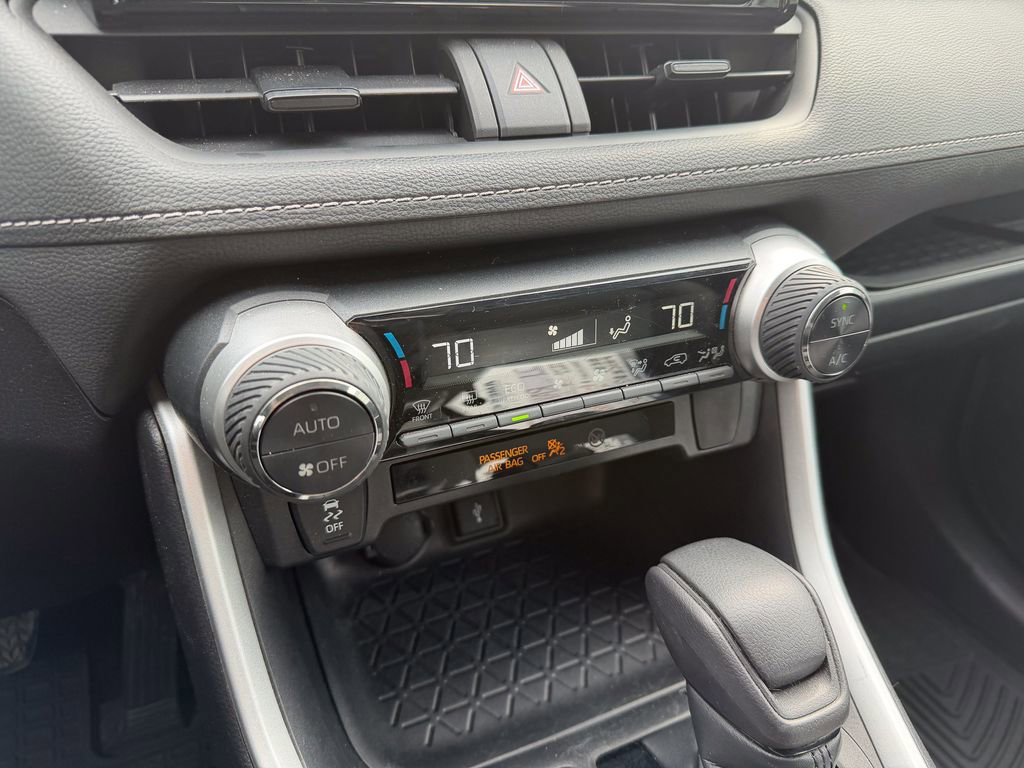 Used 2021 Toyota RAV4 LE image 21