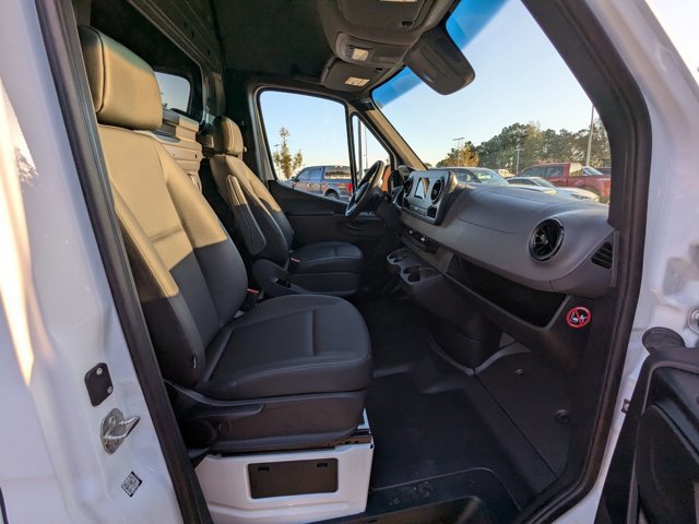 Used 2024 Mercedes-Benz Sprinter 2500 image 34