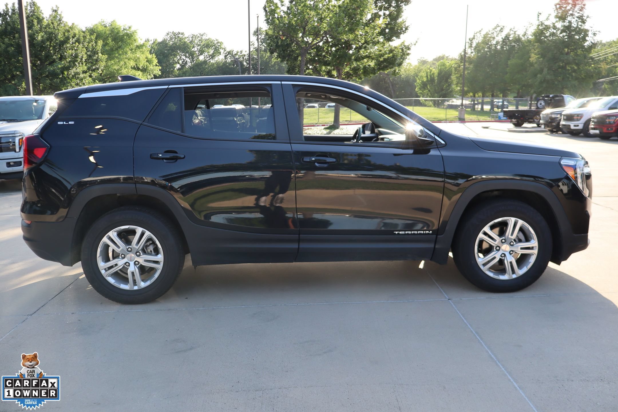 Used 2024 GMC Terrain SLE AWD/4WD image 2