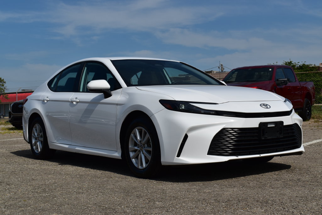 Used 2025 Toyota Camry LE FWD image 3