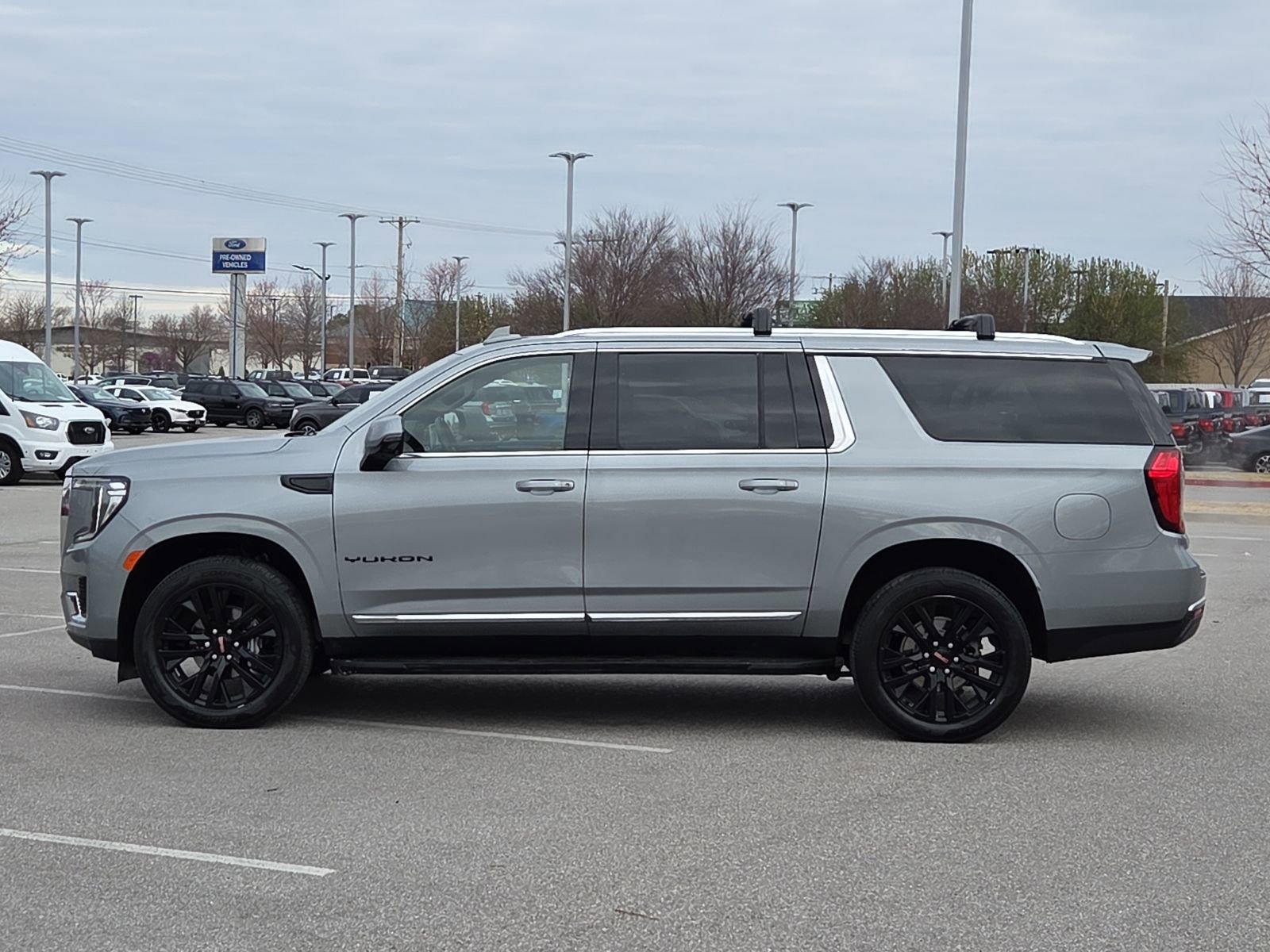 Used 2023 GMC Yukon XL SLT w/ SLT Premium Package image 3