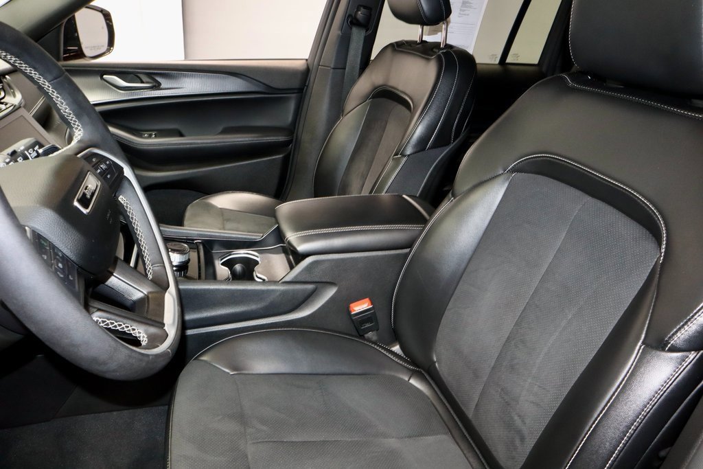 Used 2024 Jeep Grand Cherokee Altitude image 24