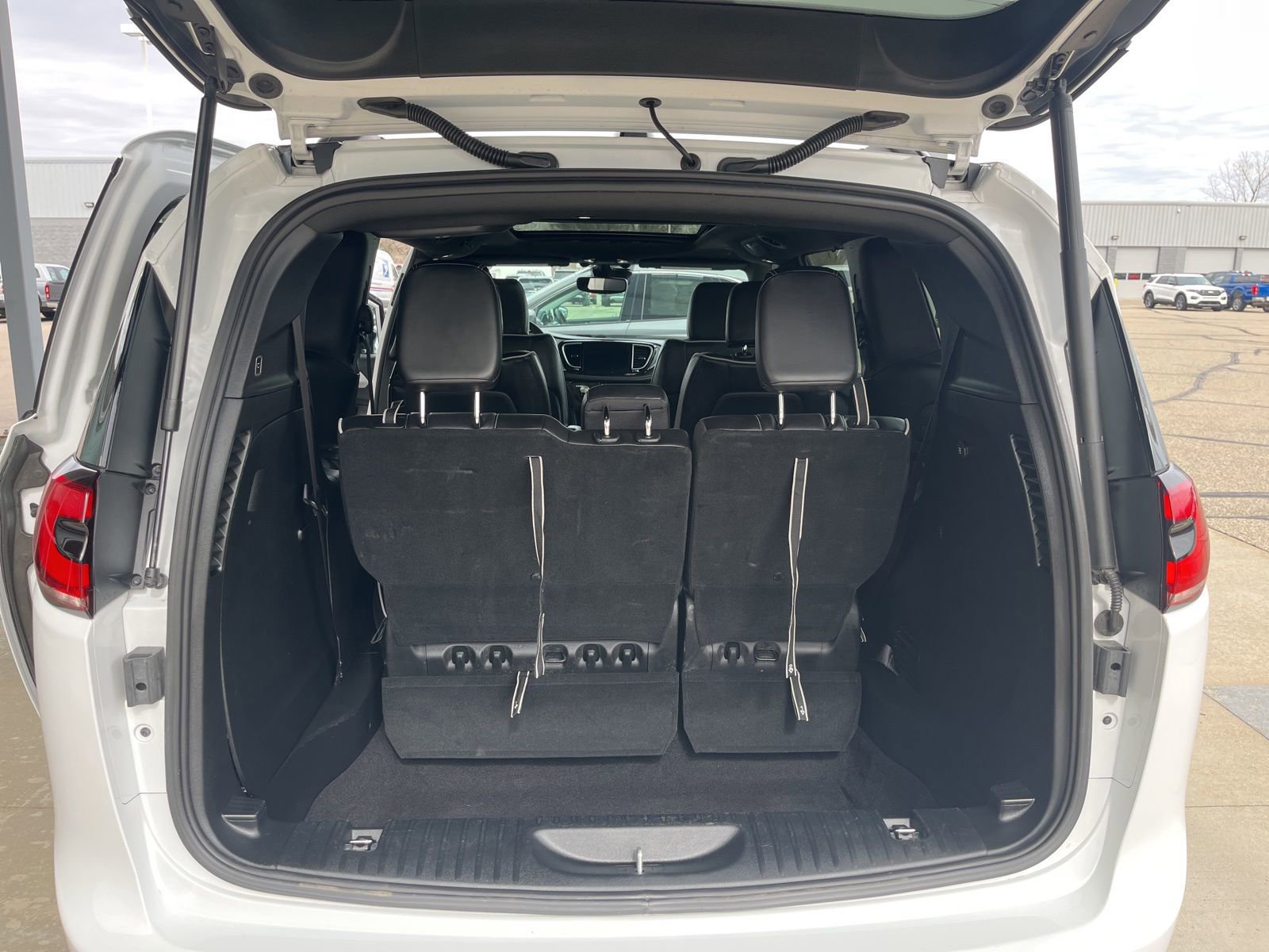 Used 2025 Chrysler Pacifica Limited image 14