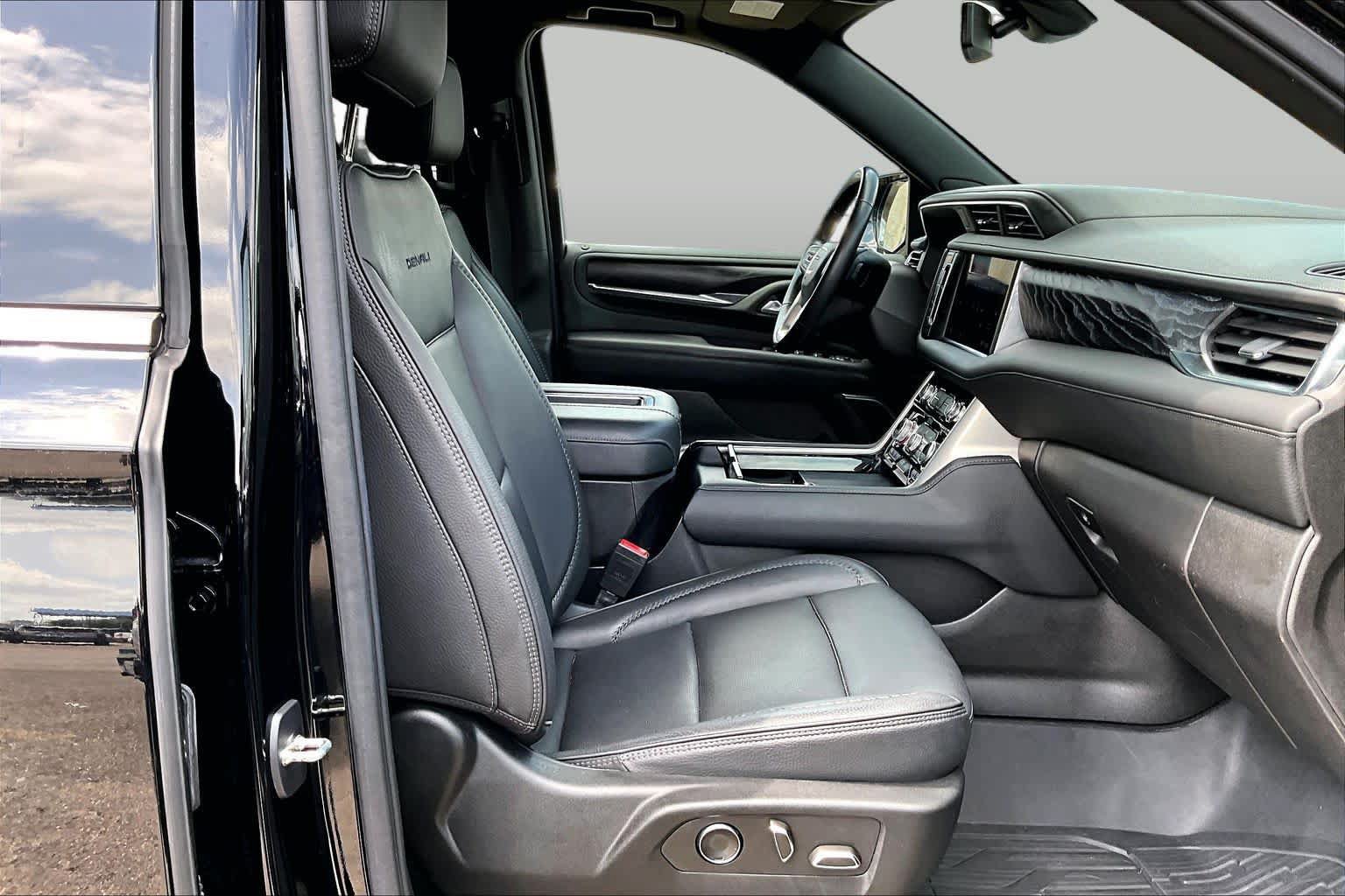 Used 2021 GMC Yukon Denali w/ LPO, Illumination Package RWD image 9
