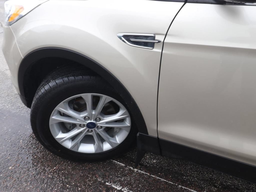 Certified 2017 Ford Escape SE FWD image 3
