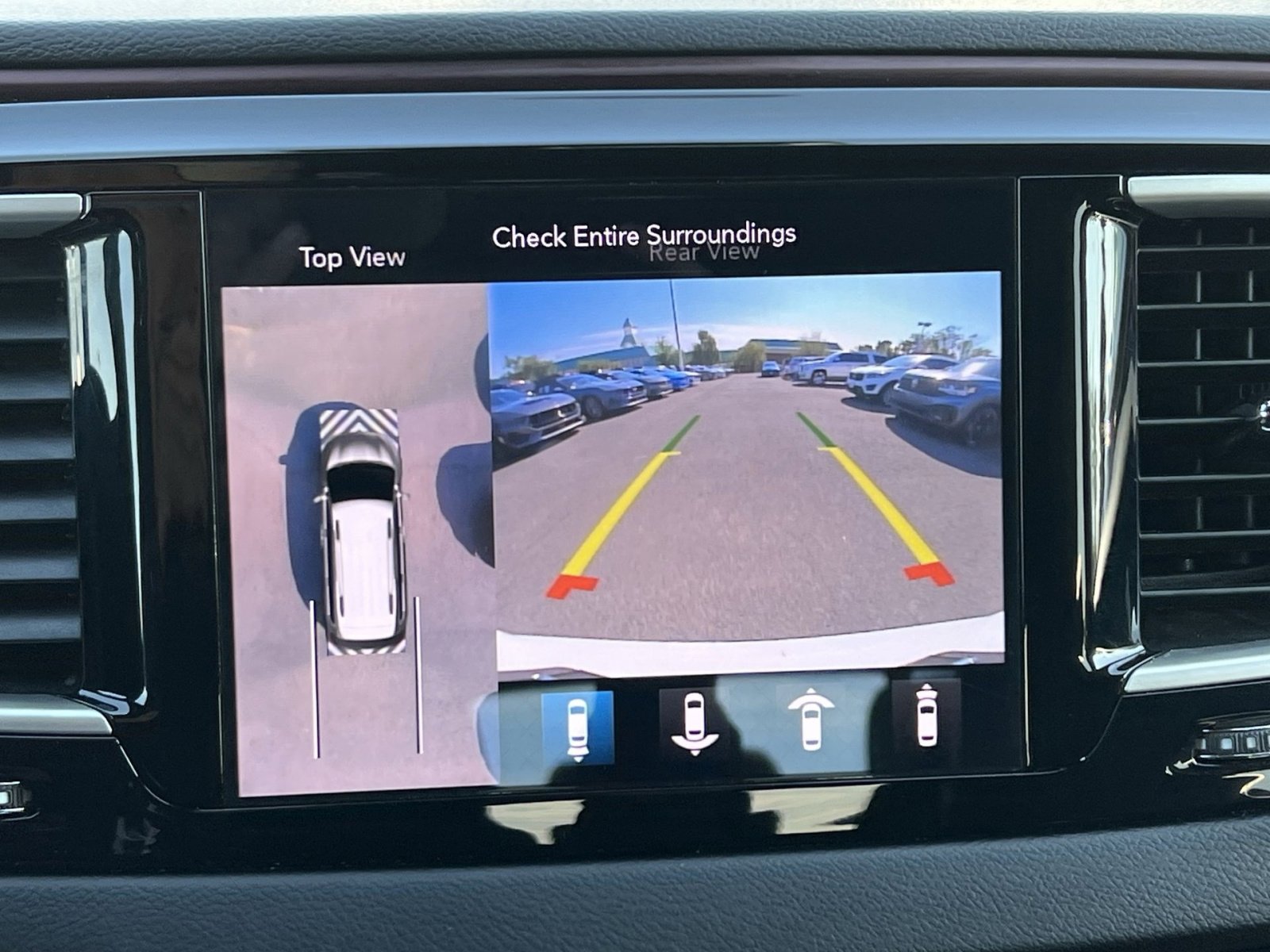 Used 2020 Chrysler Pacifica Touring-L FWD image 27
