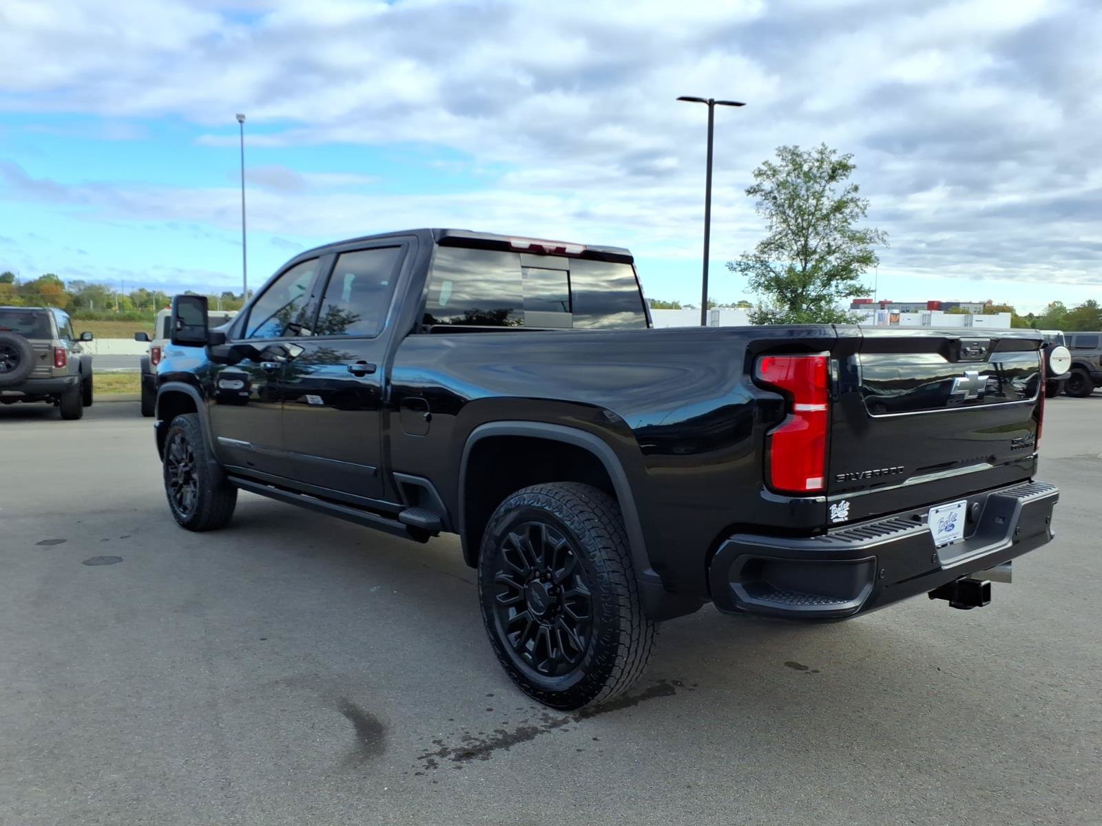 Used 2026 Chevrolet Silverado 2500 High Country w/ High Country Premium Package AWD/4WD image 5