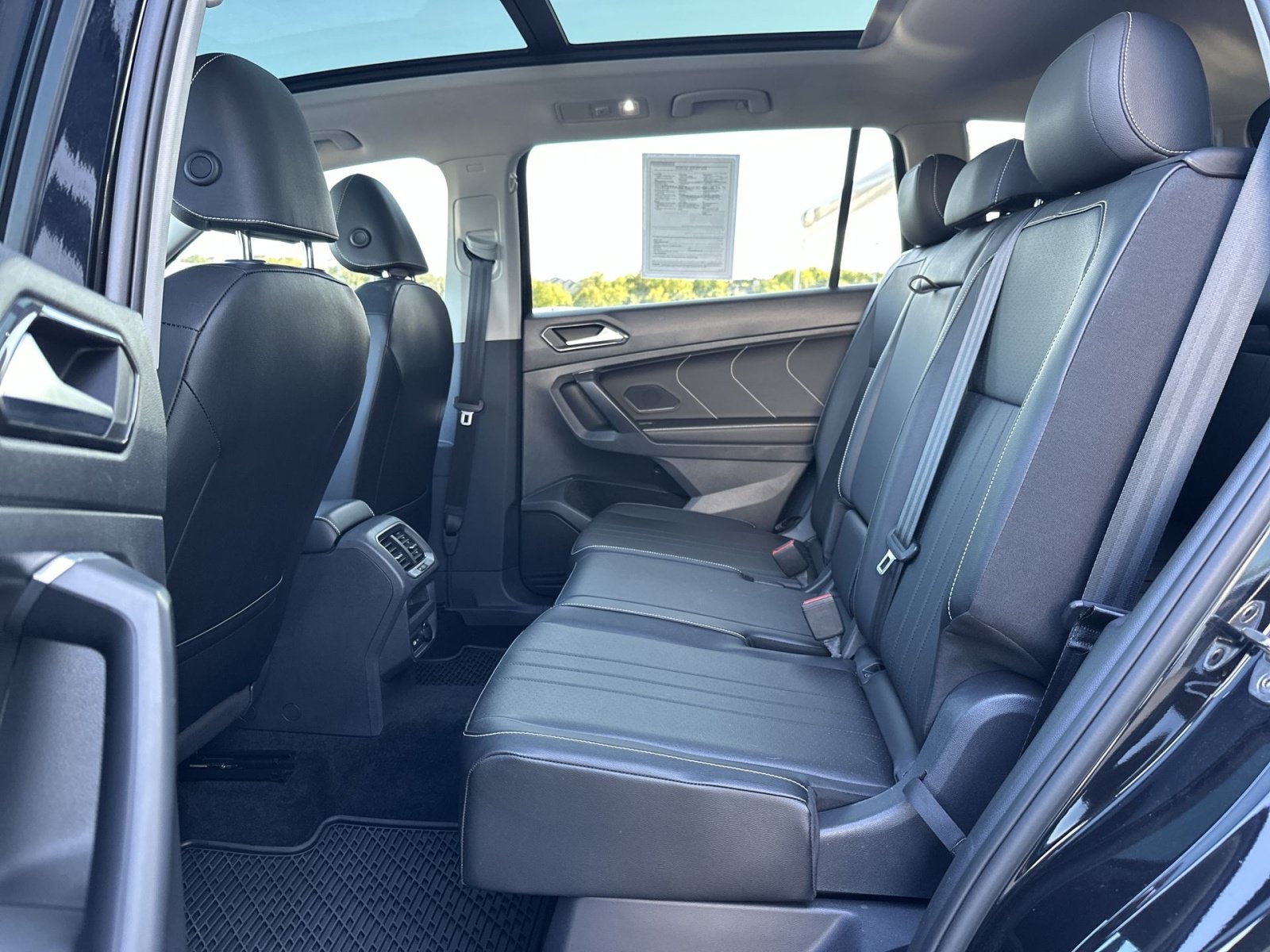 Used 2022 Volkswagen Tiguan SE w/ Panoramic Sunroof Package FWD image 26