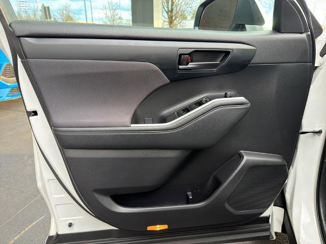 Used 2023 Toyota Highlander LE image 15