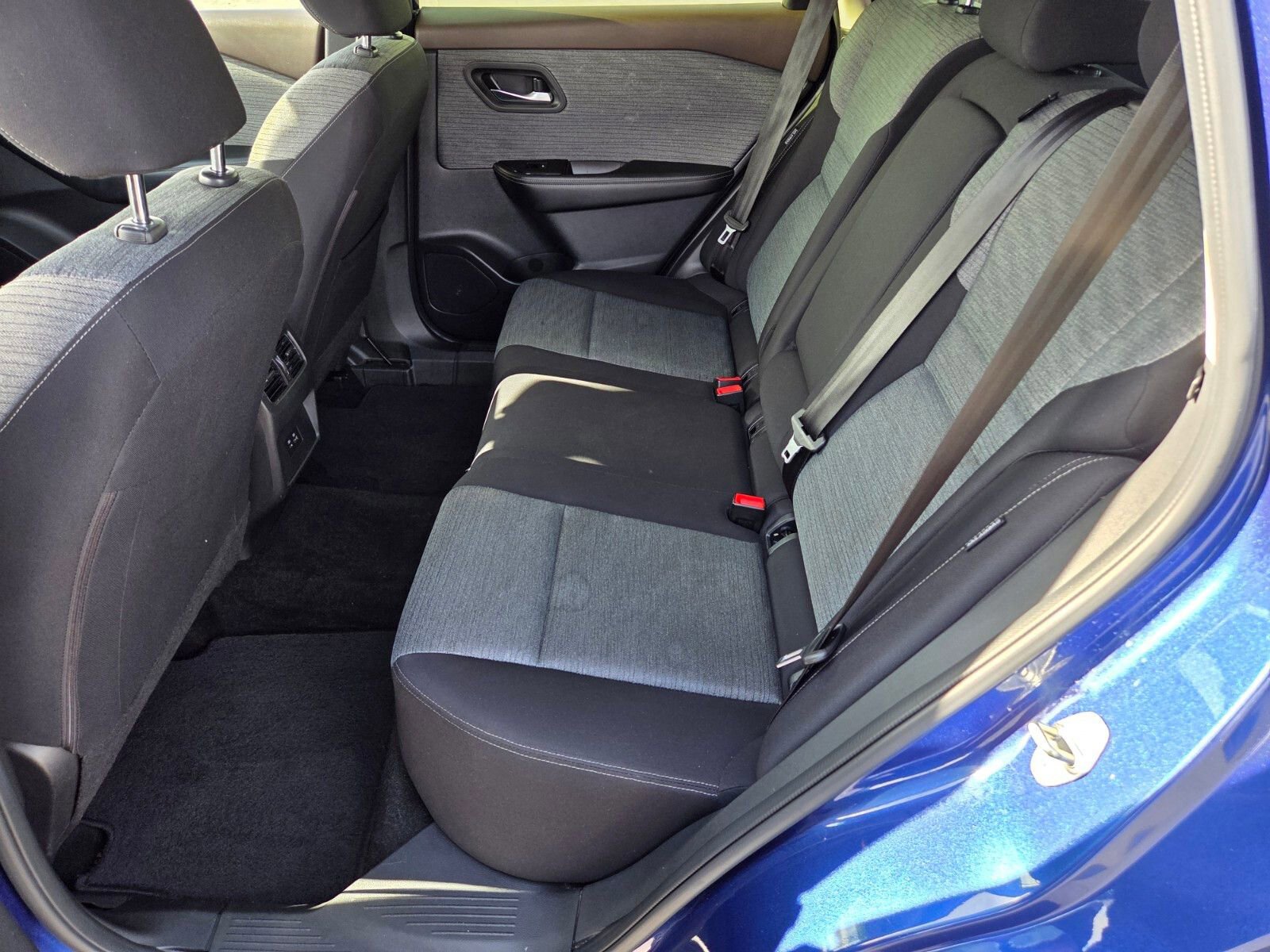 Used 2023 Nissan Rogue SV image 11