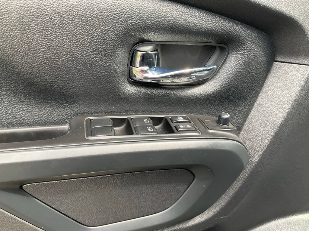 Used 2018 Nissan Titan SV w/ SV Convenience Package AWD/4WD image 12