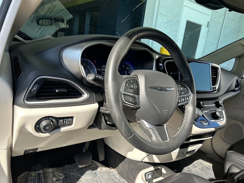 Used 2023 Chrysler Pacifica Touring-L image 10