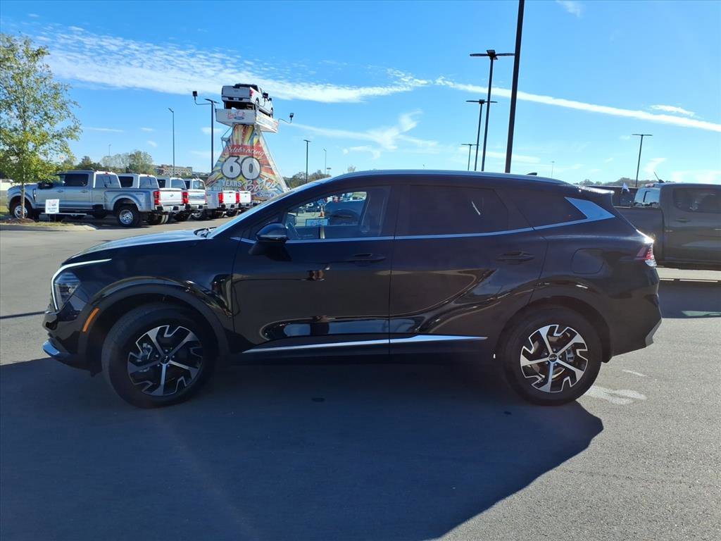 Used 2025 Kia Sportage EX image 2