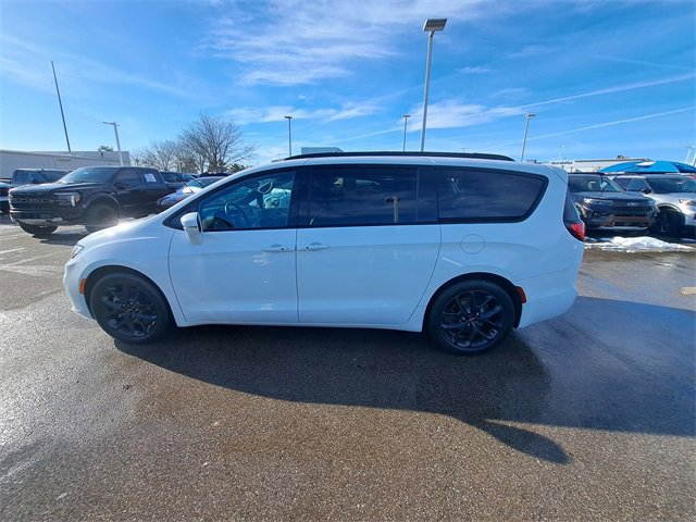 Used 2021 Chrysler Pacifica Touring-L w/ Uconnect Theater Family Group image 2