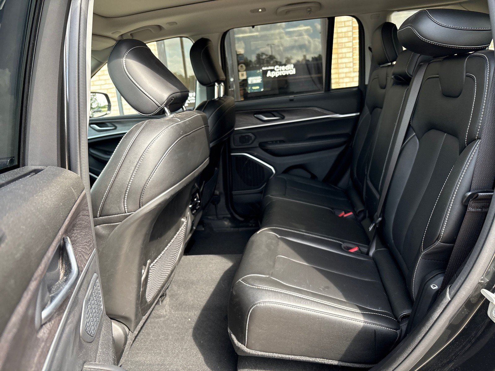 Used 2023 Jeep Grand Cherokee Limited w/ Luxury Tech Group II AWD/4WD image 4