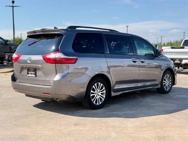 Used 2019 Toyota Sienna XLE w/ XLE Navigation Package FWD image 2