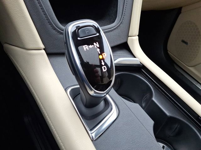 Used 2017 Cadillac XT5 Luxury w/ Driver Awareness Package image 16