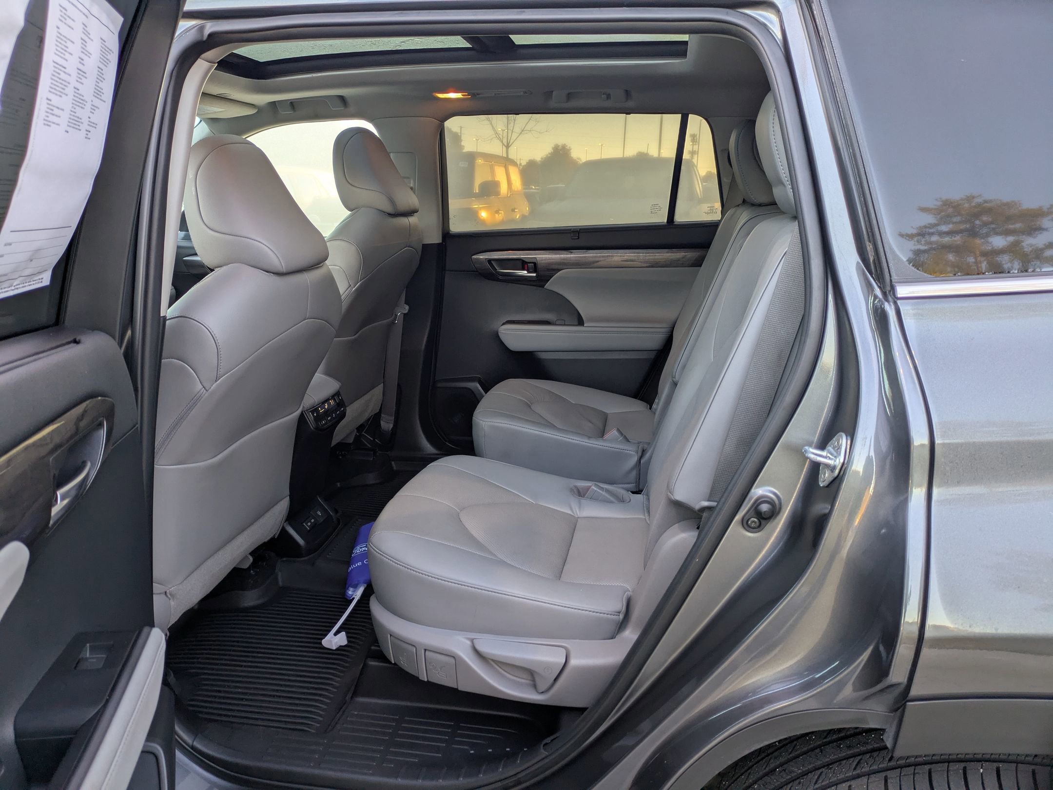 Used 2023 Toyota Highlander Platinum image 28