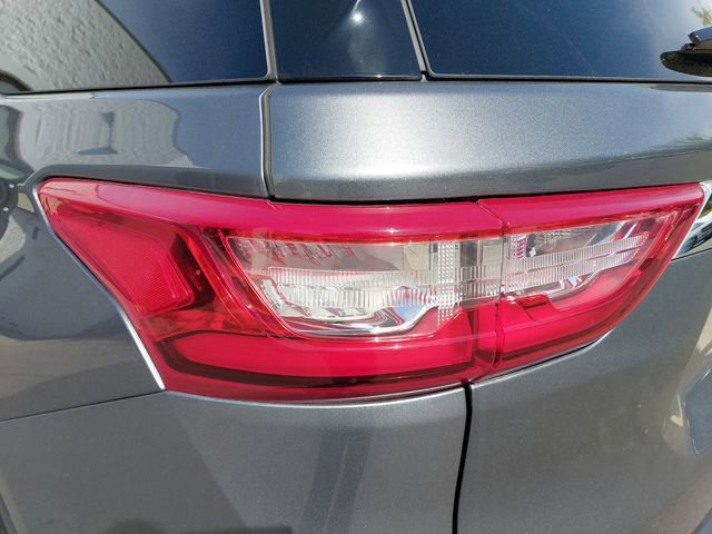 Used 2021 Chevrolet Traverse LS image 32