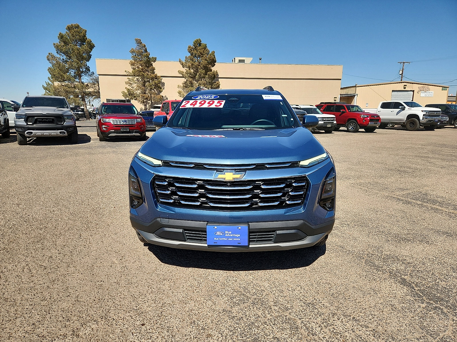 Used 2025 Chevrolet Equinox LT w/ Convenience Package II image 2