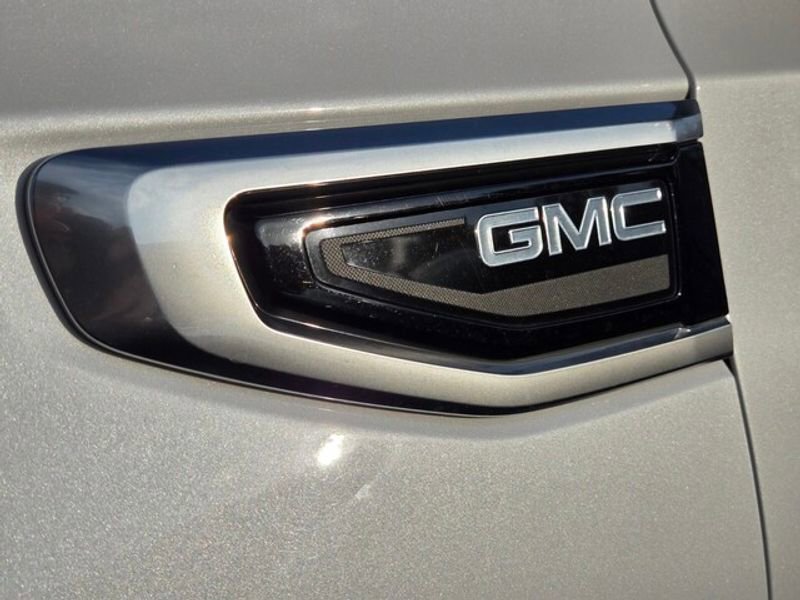 Used 2023 GMC Yukon Denali image 5