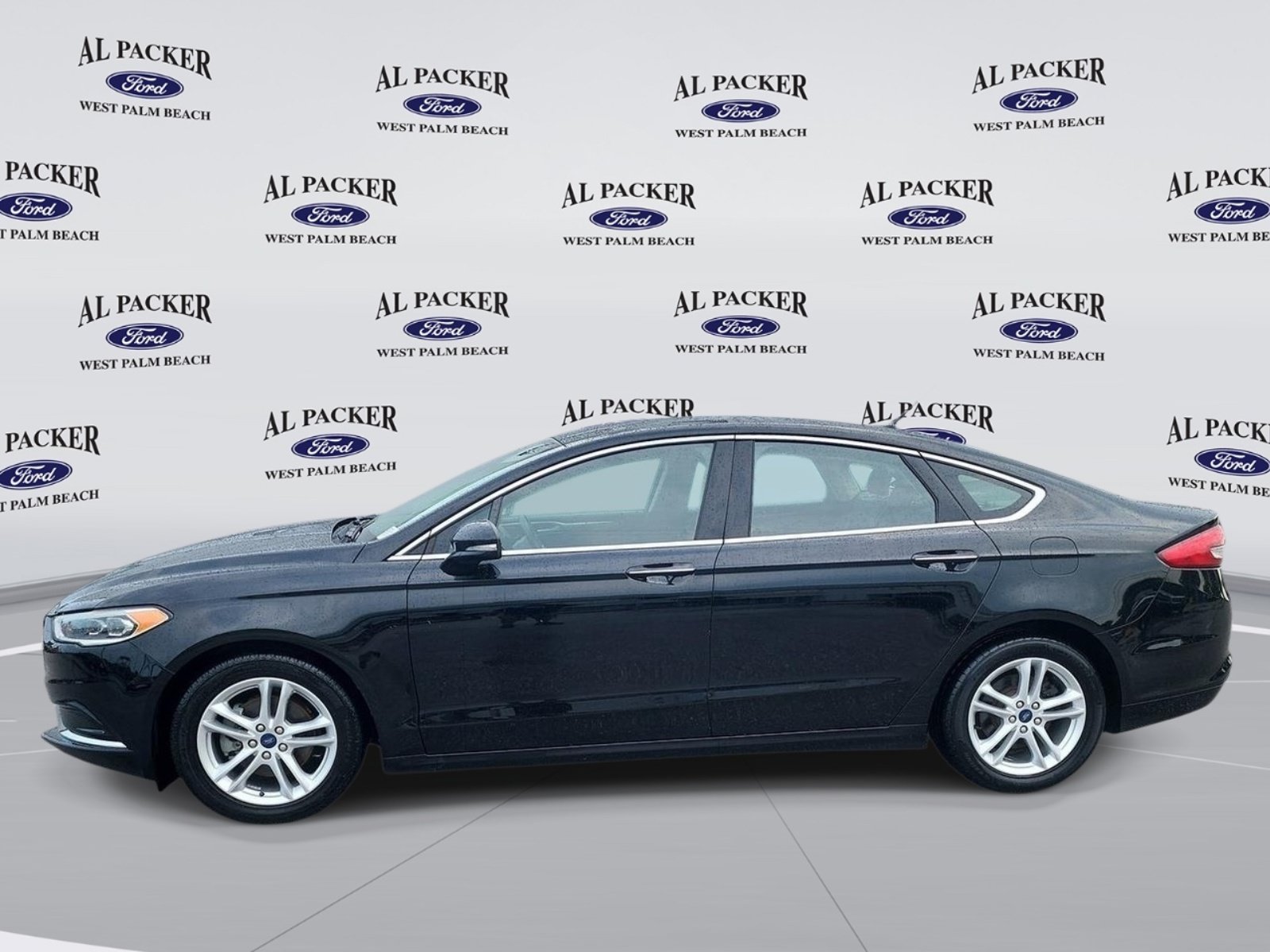 Certified 2018 Ford Fusion SE w/ Fusion SE Technology Package FWD image 2