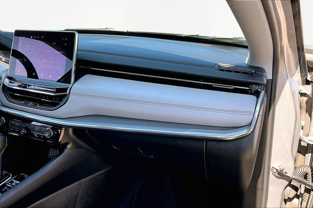 Used 2022 Jeep Compass Limited image 17