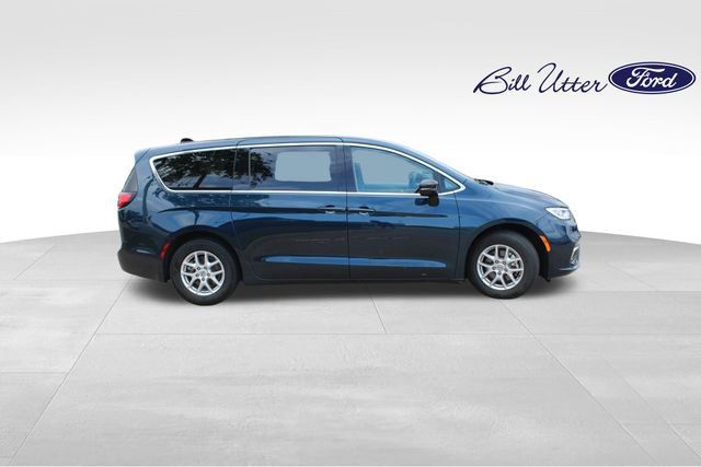 Used 2024 Chrysler Pacifica Touring-L FWD image 4