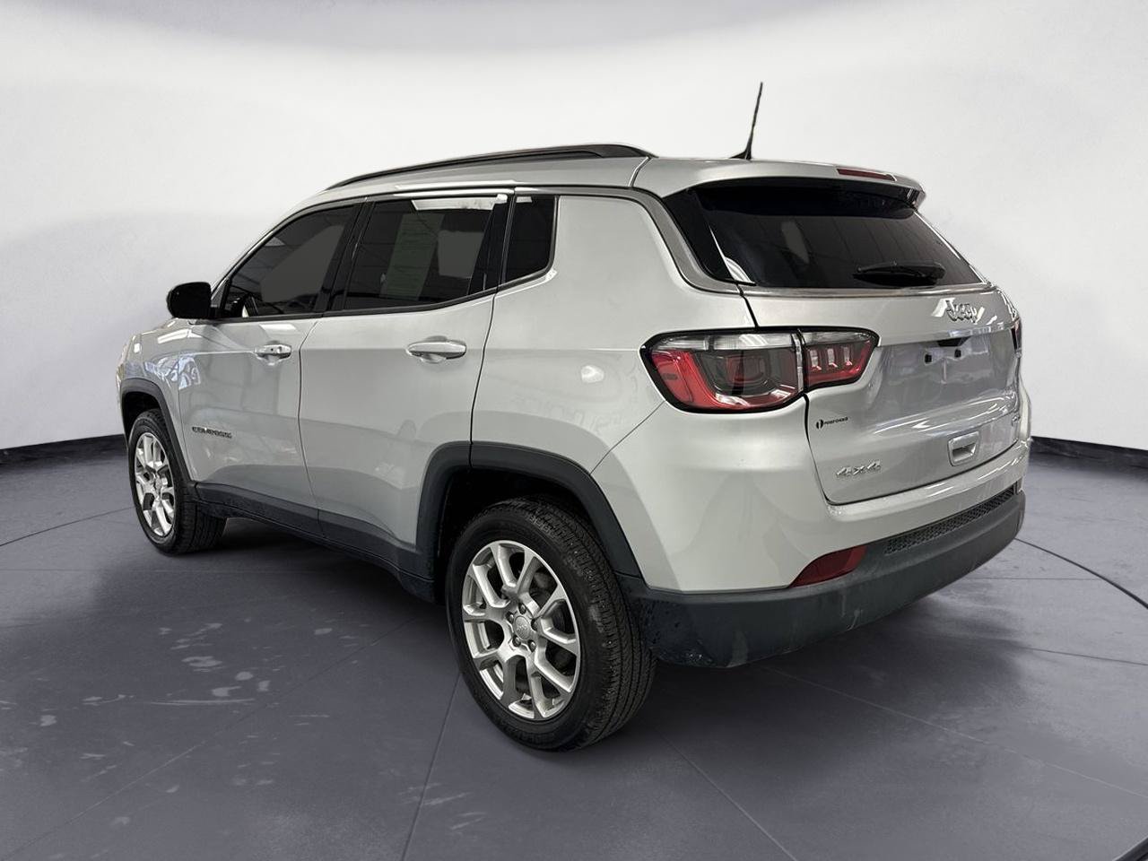 Used 2024 Jeep Compass Latitude AWD/4WD image 6