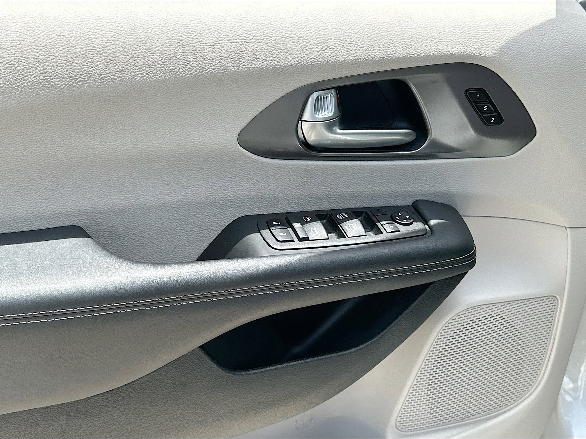 Used 2024 Chrysler Pacifica Touring-L FWD image 17