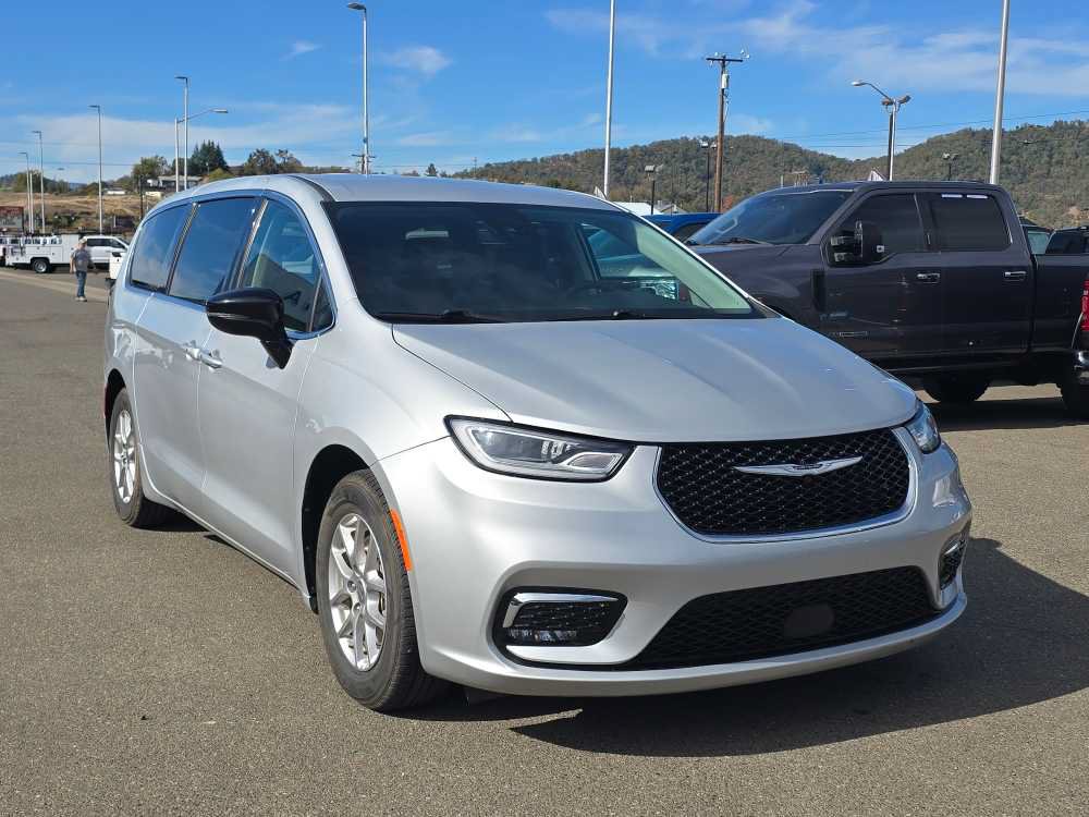 Used 2024 Chrysler Pacifica Touring-L FWD image 7