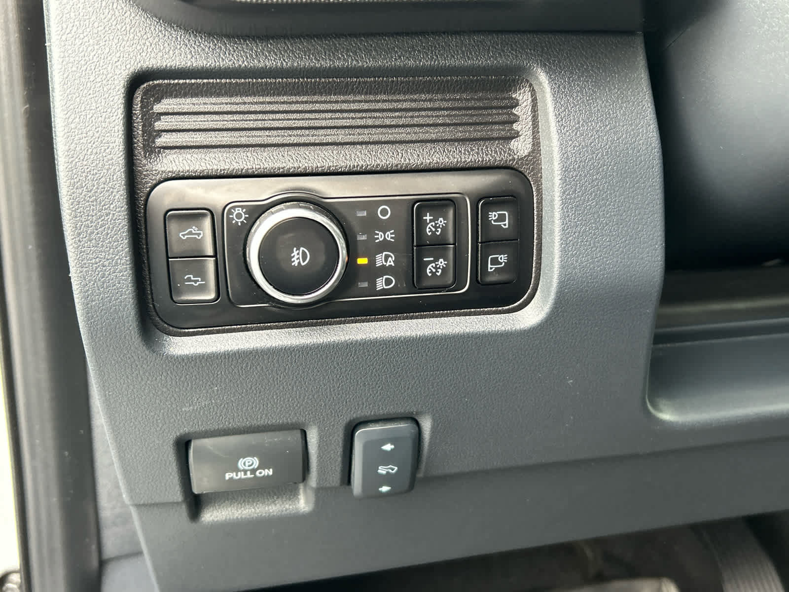 Certified 2025 Ford F350 Platinum w/ FX4 Off-Road Package image 32