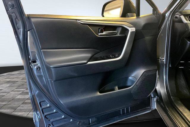 Used 2020 Toyota RAV4 XLE image 23