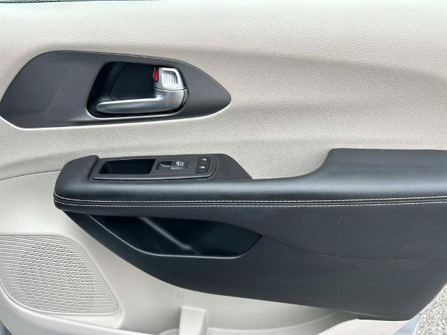 Used 2023 Chrysler Pacifica Touring-L FWD image 23