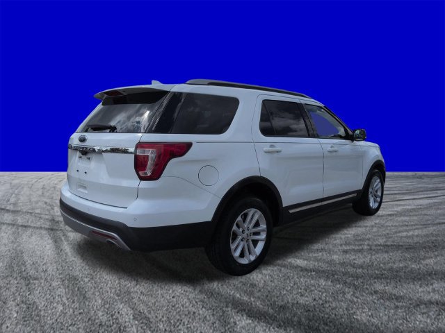 Certified 2017 Ford Explorer XLT FWD image 4