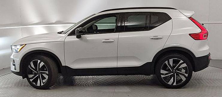 Used 2023 Volvo XC40 B5 Ultimate w/ Climate Package image 2