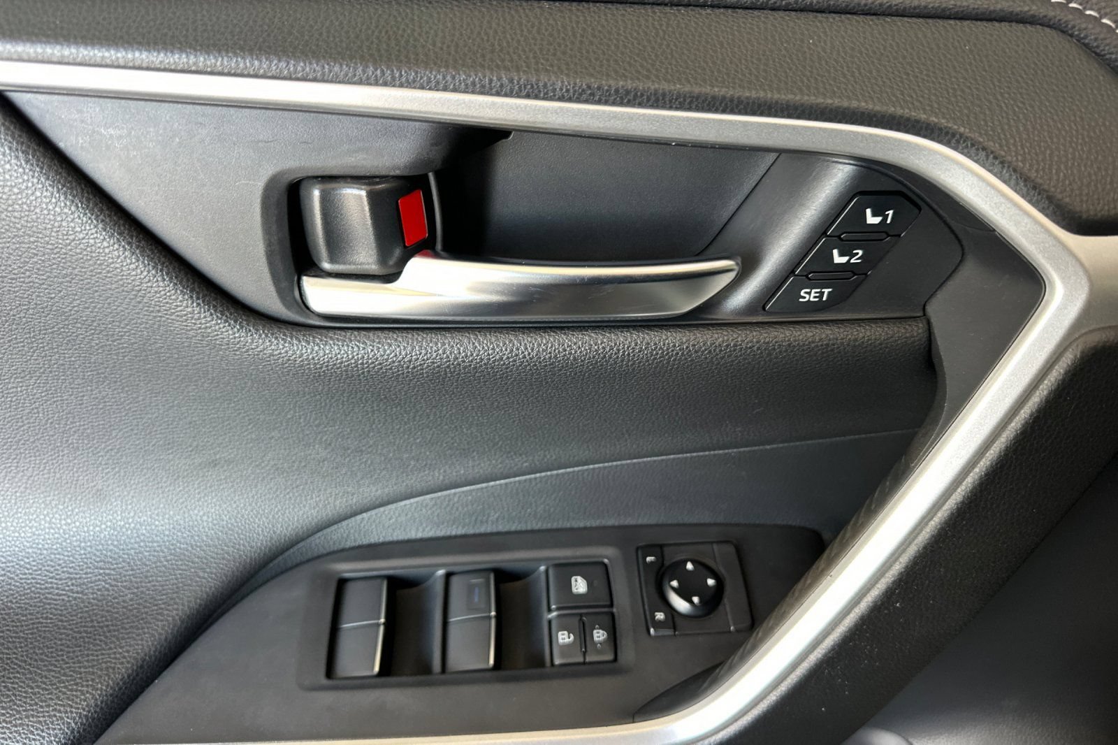 Used 2019 Toyota RAV4 Limited w/ Advanced Technology Package AWD/4WD image 10