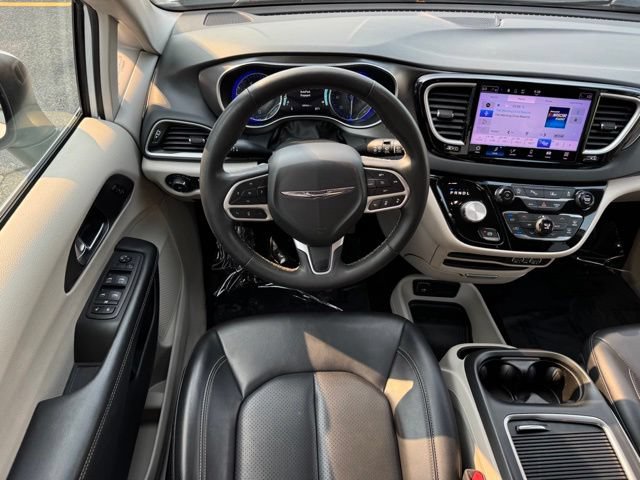 Used 2023 Chrysler Pacifica Touring-L FWD image 12