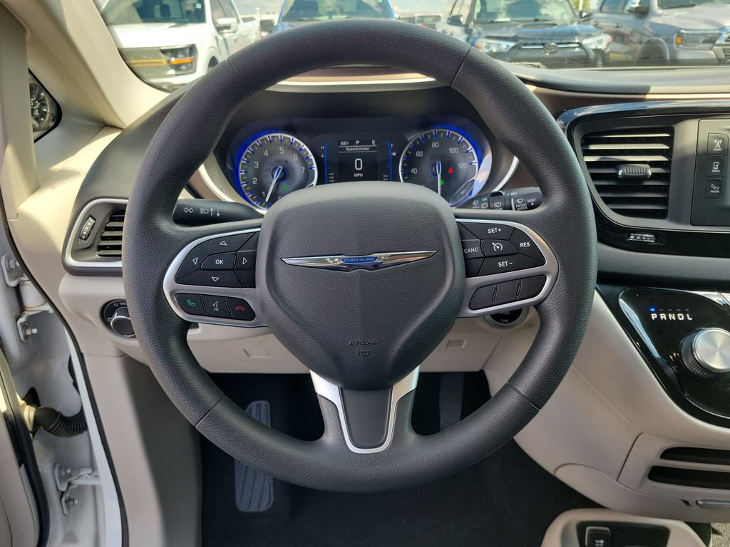 Used 2017 Chrysler Pacifica LX w/ Tire & Wheel Group FWD image 23