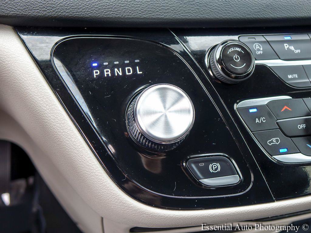 Used 2024 Chrysler Pacifica Touring-L FWD image 18