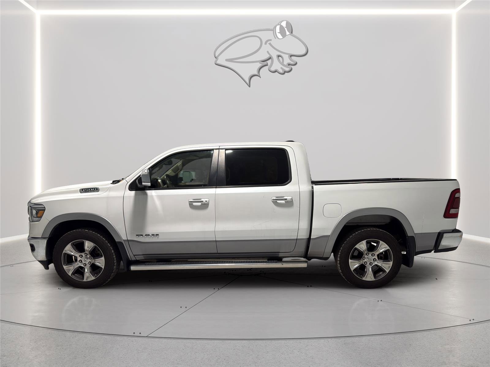Used 2019 RAM 1500 Laramie AWD/4WD image 2