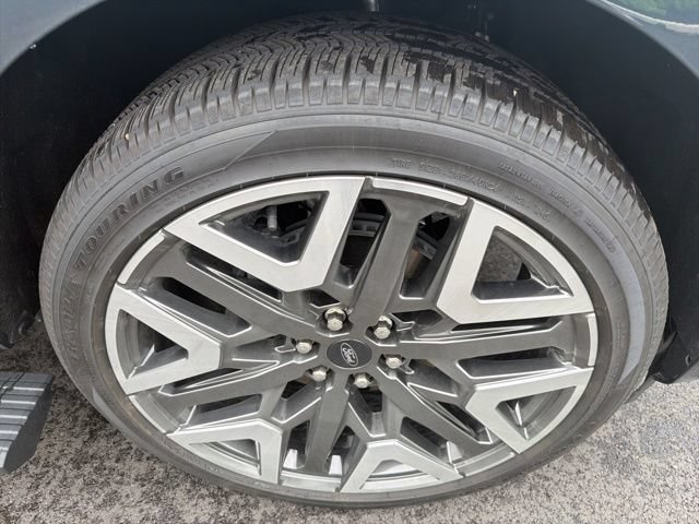 Certified 2025 Ford Expedition Platinum w/ Platinum Ultimate Package AWD/4WD image 26