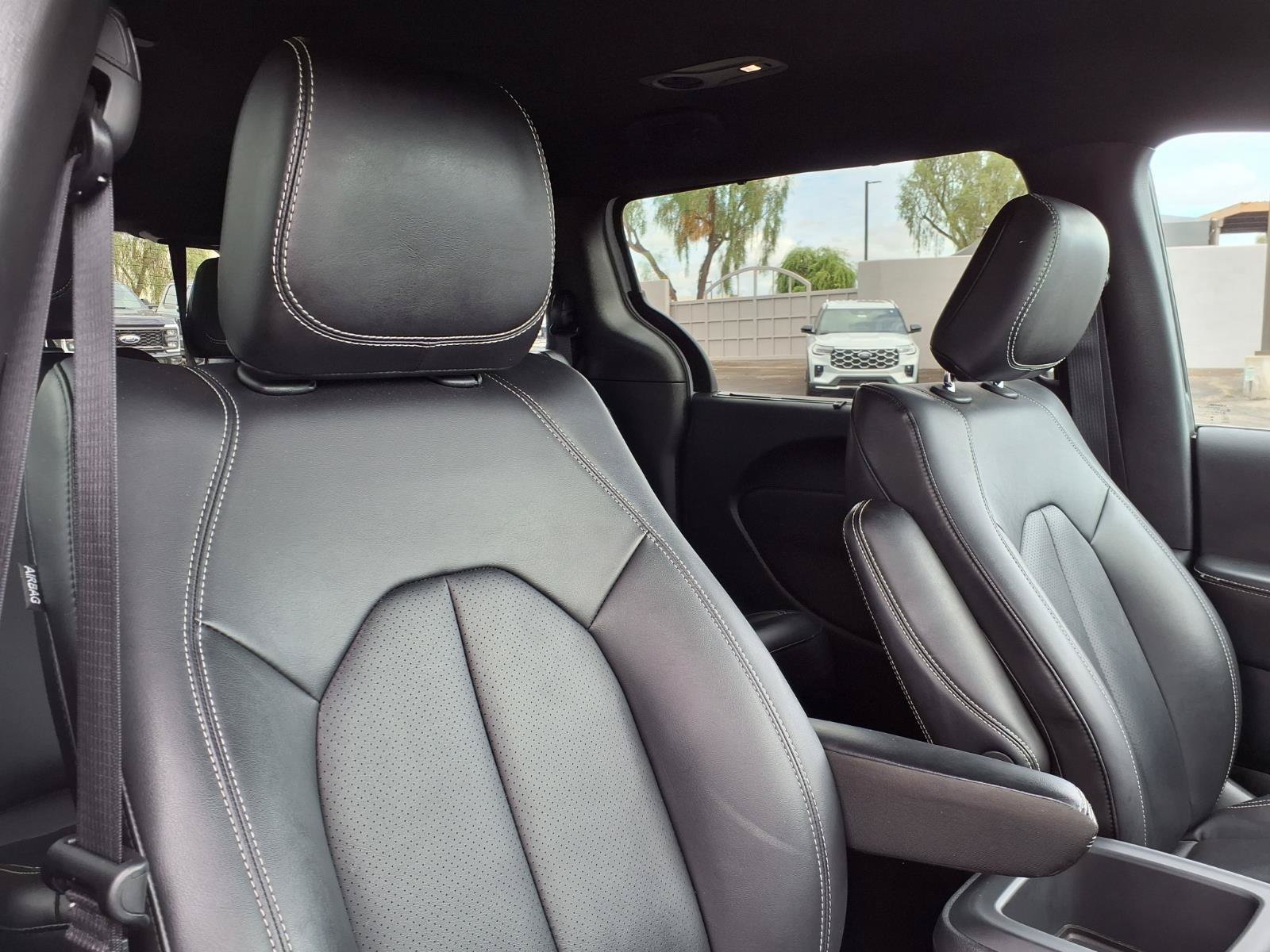 Used 2025 Chrysler Pacifica Select FWD image 12